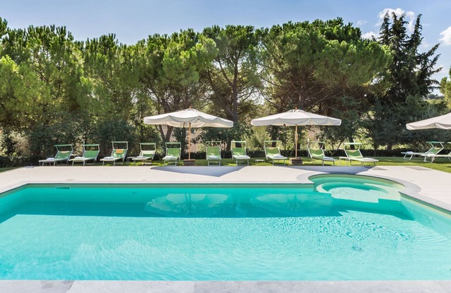 Villa Lorena mit Pool, umgeben von einem Park mit Olivenbäumen, nur 15 km vom Strand von Senigallia