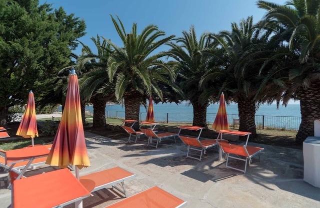 Drei Zimmer auf zwei Etagen, 30 Meter vom Meer mit Solarium und Strand inklusive