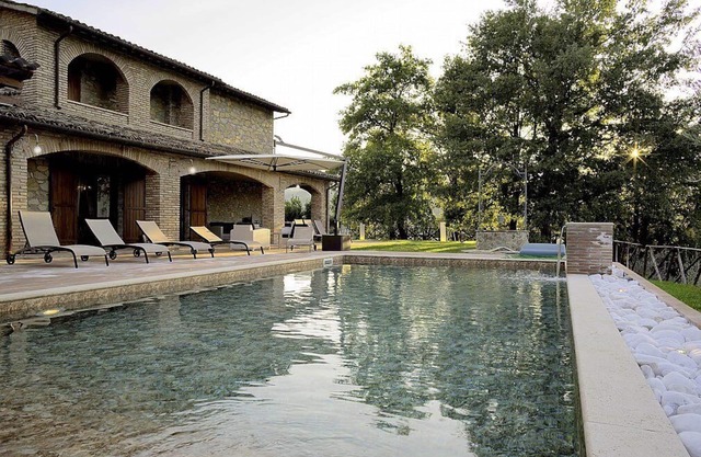 Villa Lucinda ist eine elegante und einladende zweistöckige Villa in einer ruhigen Lage, von einem sch���������������������������������������������nen Garten umgeben ist, f����r acht Personen. Villa Dawn ist ca. 150 qm und verf����gt über einen Poo...