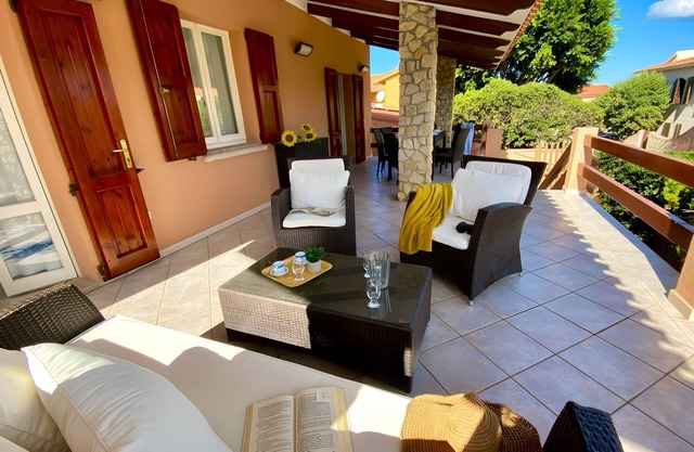 Villa Luigi - Villa with Large Terrace and Barbecue for Families and Groups