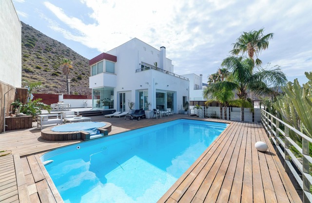 Villa 'Lux' mit Meerblick, WLAN und Klimaanlage
