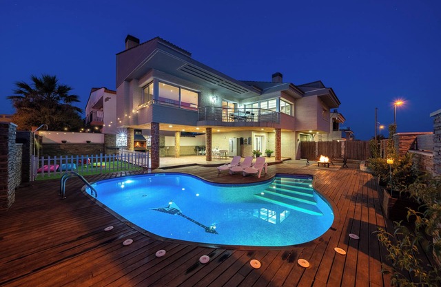 Villa "Luxury Rock TIRRI" mit Privatem Pool, Überdachter Terrasse und WLAN