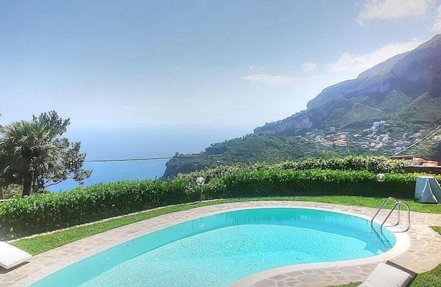 Villa Mabella: Eine helle und elegante historische Villa auf drei Etagen auf einem Hügel.