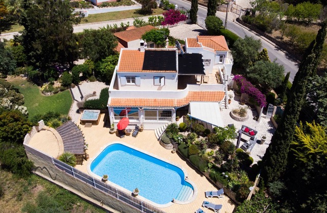 4-Bett-Villa mit privatem Pool und Whirlpool, Strand und Stadtzentrum zu Fuß erreichbar