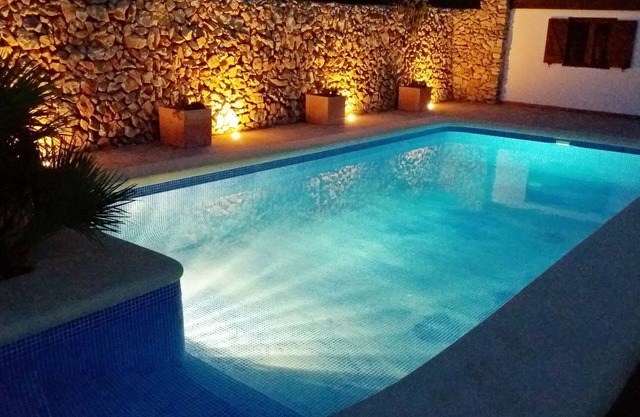 Schöne Villa, modern und geräumig mit einem komplett eingezäunten Gärten umgeben