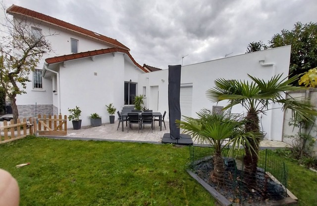 Villa "Maison Entre Paris Et Aéroport Cdg" mit Gemeinschaftsterrasse, Gemeinschaftsgarten und WLAN