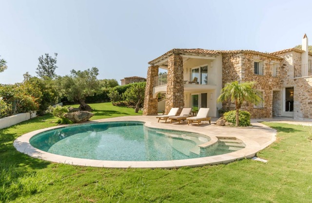 VILLA MANDORLO 500 meters from the sea, with garden, private pool, and sea view
