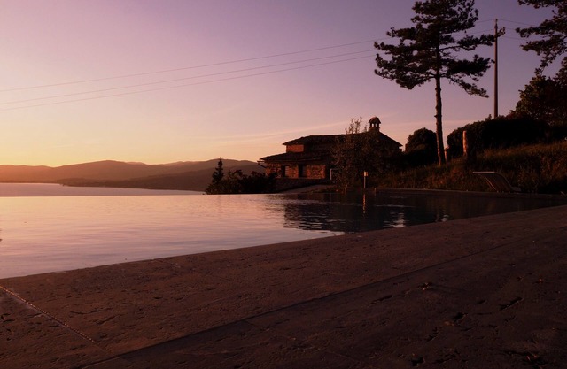Villa Marghi, moderne Villa mit Infinity-Pool und Blick auf den Trasimeno-See