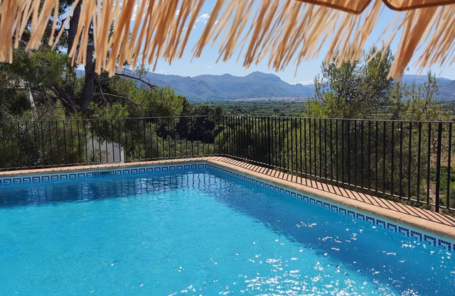 Villa Marian. Pool heating, very private, Wifi AC, near beach