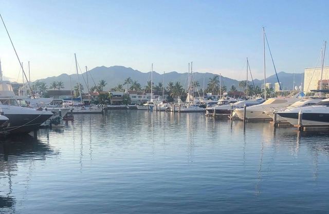 SPEKTAKULÄRE ANSICHTEN - GROSSES DECK MIT BLICK AUF DEN MARINA-BOARDWALK, DAS WASSER UND DEN BERG