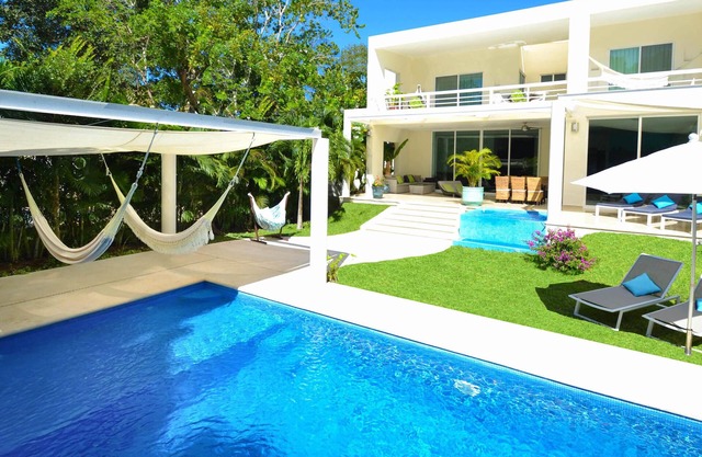 VILLA MARIPOSA, privatem Pool. 2x JACUZZI, ROOFTOP AREA, 5600 Sq. ft. WOHNFLÄCHEN