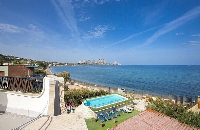 Villa Maristella: Eine geräumige zweistöckige Villa direkt am Strand.