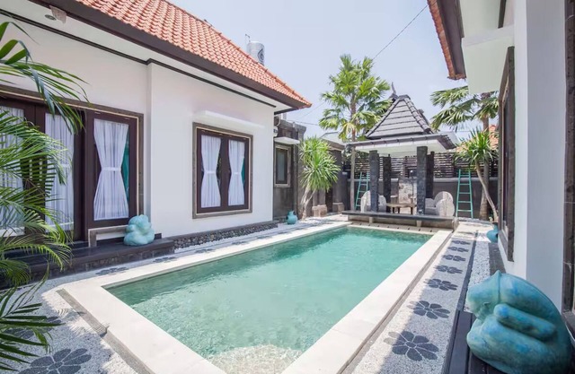 Villa Marjens 2 Seminyak area , 4 bedrooms sleeps 8 private pool for about $30pp
