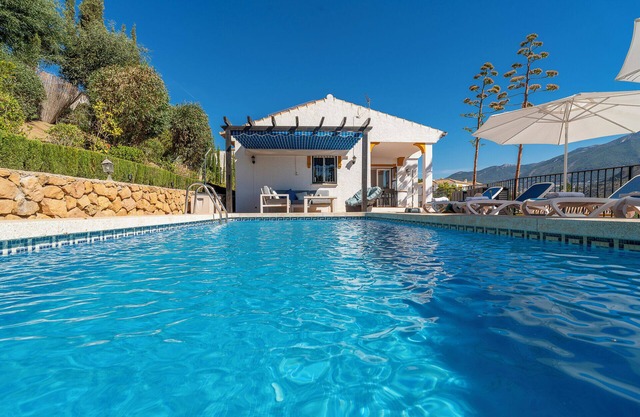 Villa Maroma mit Bergblick, Pool, Garten und WLAN