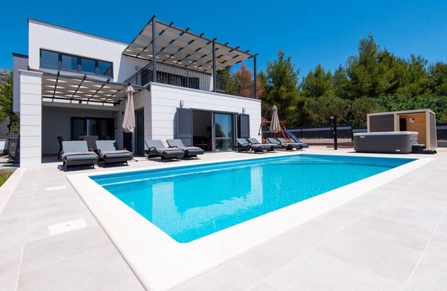 Villa Maslina – Villa mit Schlafzimmer und Außenpool