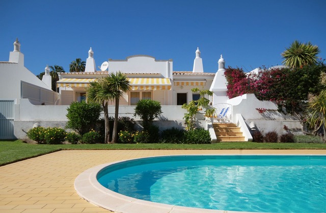 Villa Meia-Praia, mit Terrasse, Pool und Garten