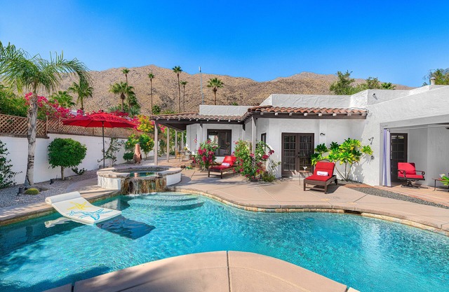 Villa Mesa! Private Oasis! 3 bed / 3 bath! Pool! Spa! Fireplace! Mtn View!