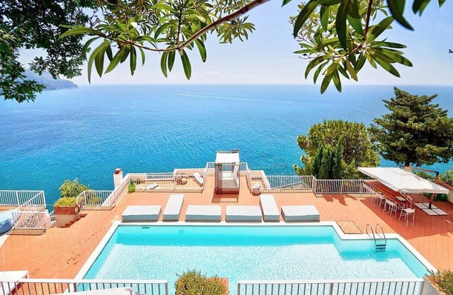 Villa Milena: Eine herrliche und leuchtende zweistöckige Villa an der hohen Küste mit Blick auf das Meer.
