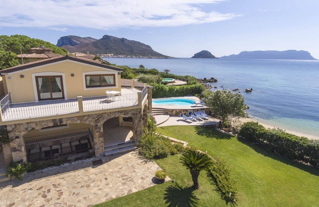 SPECTACULAR VILLA AM STRAND MIT POOL - Ideal für 10 Personen
