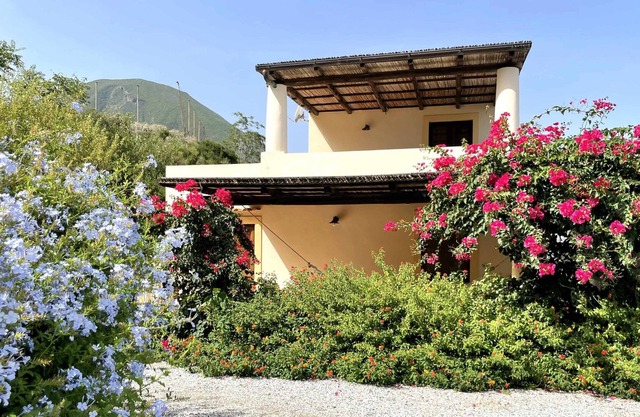 Villa Mimosa - Spendida Villa Indipendente con Ampio Giardino e Vista Mare