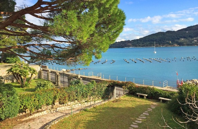 Villa Miranda 5Bd Waterfront WiFi Grill 10 m vom Ufer, Fähre nach 5 Terre
