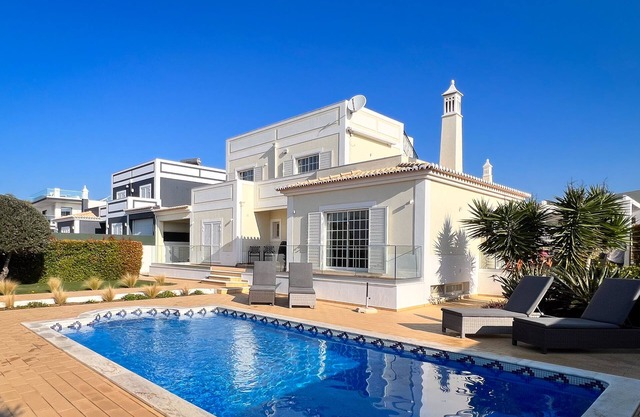 Villa Mirante mit Meerblick und beheizbarem Pool