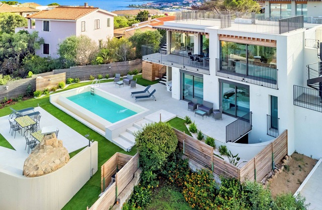 Villa Mirtillo with sea view and pool 600 mt from Golfo Aranci beach