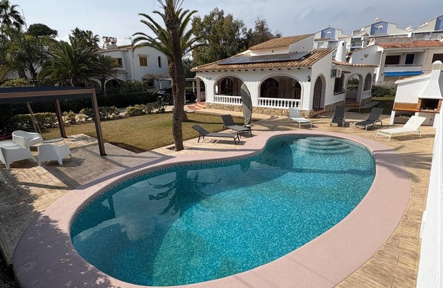 Gemütliche Villa mit Pool nahe Sandstrand (100m)