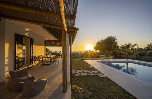 Villa moderna con piscina privata e vista mare