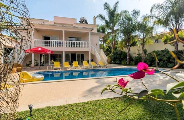 Villa Monte Do Alvor ist eine großartige Villa mit 5 Schlafzimmern, voll klimatisiert und mit privat
