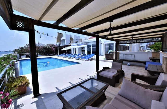 Villa an einem wunderschönen Sandstrand, mit privatem Pool und einer herrlichen Aussicht.