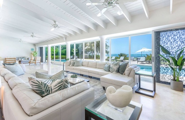 Villa Mora: Luxuriöses Gated Estate an einem privaten Strand mit Pool, Spa & Outdoor-Küche