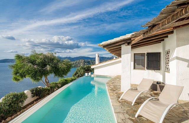 Villa Myra:offenes Fenster über blauem Meer und unglaublichen Sonnenuntergängen