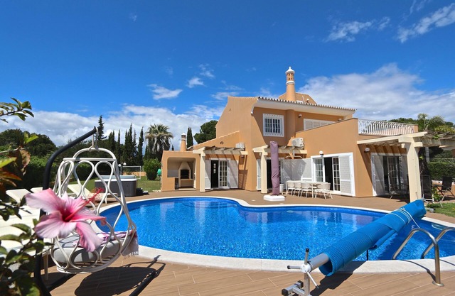 Villa Nataliza CleverDetails - Sleeps 12 adults + 1 child, Jacuzzi, pool