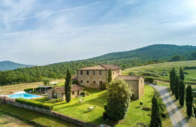 Villa in der Nähe von Siena mit 9 Schlafzimmern, beheiztem privatem Pool, Whirlpool, Sauna und Klimaanlage!