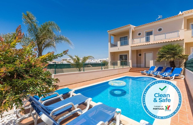 Villa in der Nähe des Strandes Galé mit Pool und geschmackvoll eingerichtet
