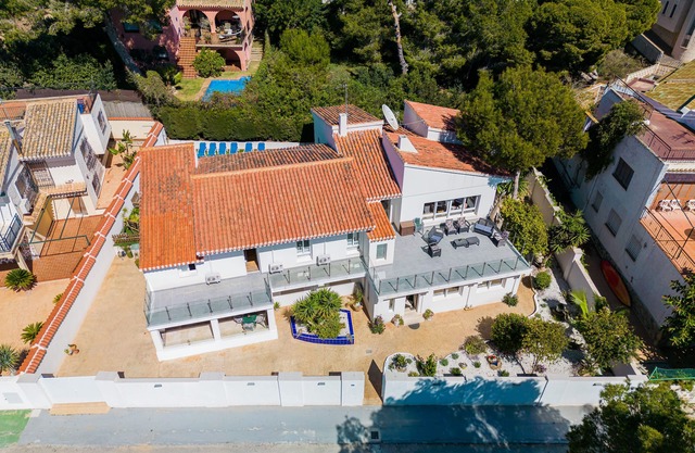 Die luxuriösen und geräumigen 8-Bett-Villa mit 4 Bädern und großem Pool nahe am Strand