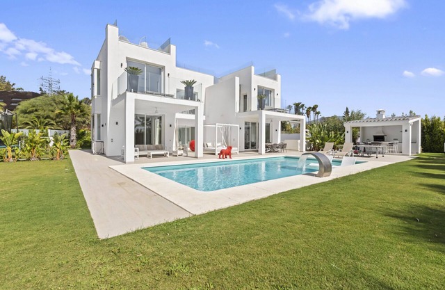 Villa Nikki - a stunning new family villa in La Quinta - Marbella
