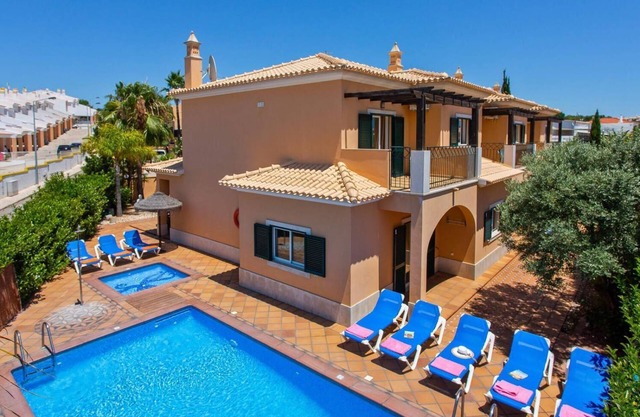Villa Norcas Grande, private, central, heated pool