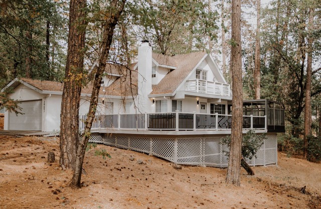 Villa Nosoni-Nestled between trees near Lake Shasta.