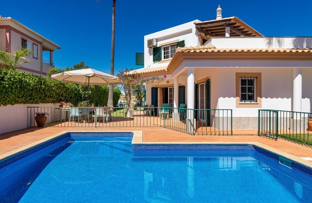 Villa Nox ist perfekt für Familien mit Kindern, da der Pool eingezäunt ist