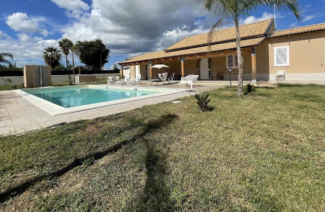 VILLA NUNZIA WITH POOL, SAUNA AND WHIRLPOOL