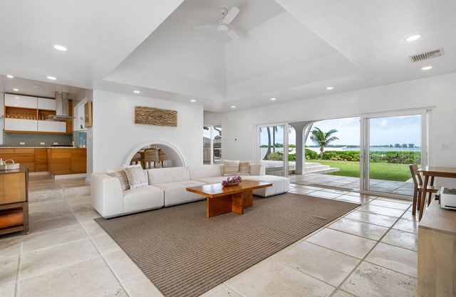 Villa Oasis- Beachfront House with Pool- Close to BahaMar!