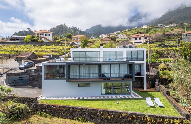 Villa offering amazing views of São Vicente valley and the Atlantic Ocean.