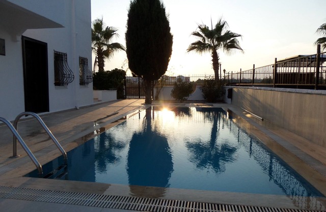Villa bietet einen großen privaten Pool mit vorderen und hinteren Sonnenterrassen und Schlafmöglichkeiten für 8