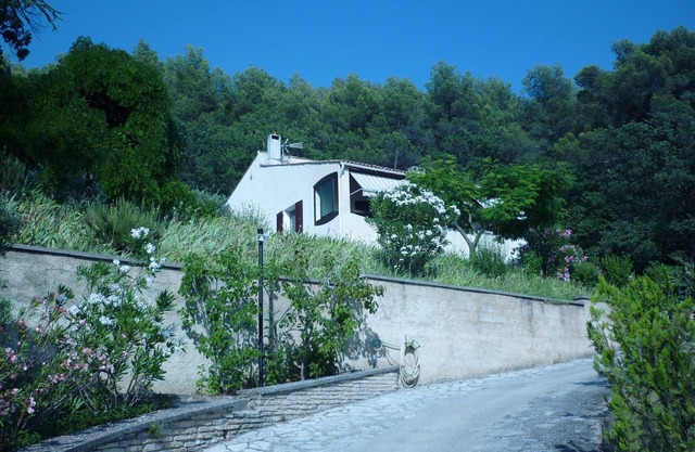 Villa auf einem Hügel am Hang des Luberon