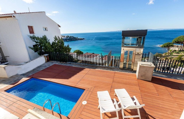 Villa am Strand Almadrava, Roses. Privatparkplatz, 200 m Strand, 3 Schlafzimmer, ausgestattete Küche, Terrasse, WLAN, Klimaanlage. Buchen Sie jetzt einen unvergesslichen Urlaub an der Costa Brava!