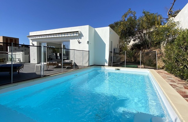 Villa auf der Rte des Sangunaires mit privatem Pool.
