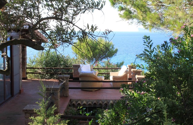 VILLA AM MEER MIT AUSSENPOOL UND PRIVATEM ZUGANG ZUM MEER