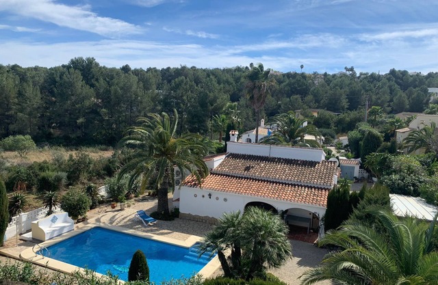 Villa auf bewaldetem Grundstück, ruhige Lage, 9x4 Pool, 7 min vom Strand entfernt